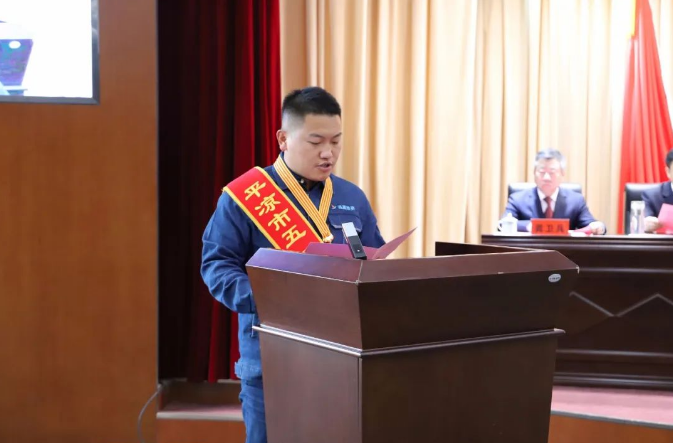 喜報！市產(chǎn)投集團(tuán)員工楊李榮獲2022年平?jīng)鍪形逡粍趧营務(wù)?圖2)